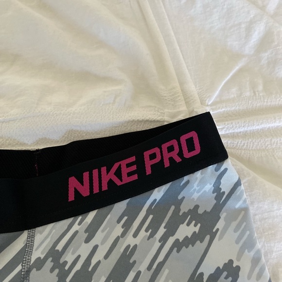 Nike Cropped Leggings - Picture 2 of 2
